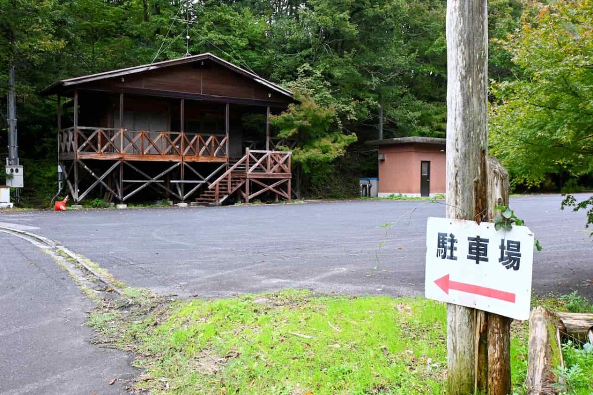 鳥取県南部町にある「ミステリースクエア―」の駐車場