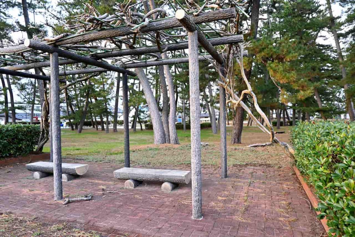 鳥取県米子市にある『皆生新田中央公園』のベンチ