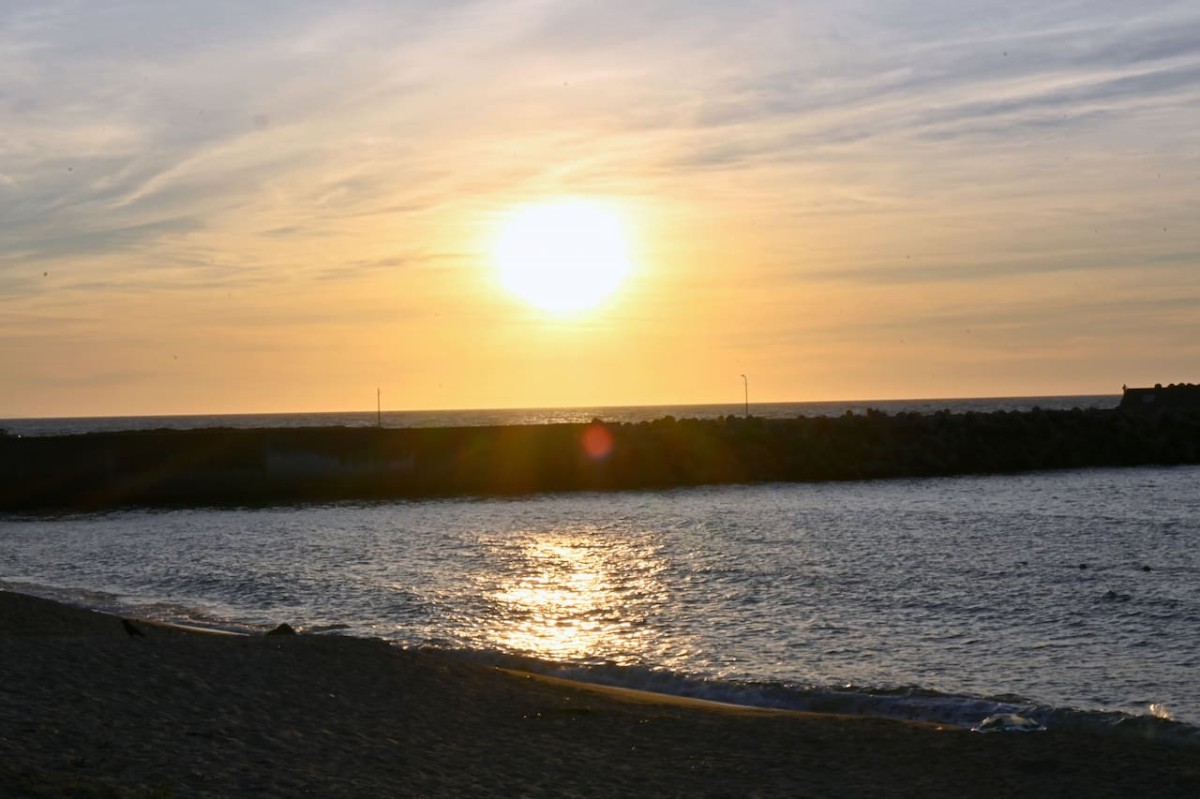 鳥取県東伯郡湯梨浜町にある『ハワイ海水浴場』から見る夕日