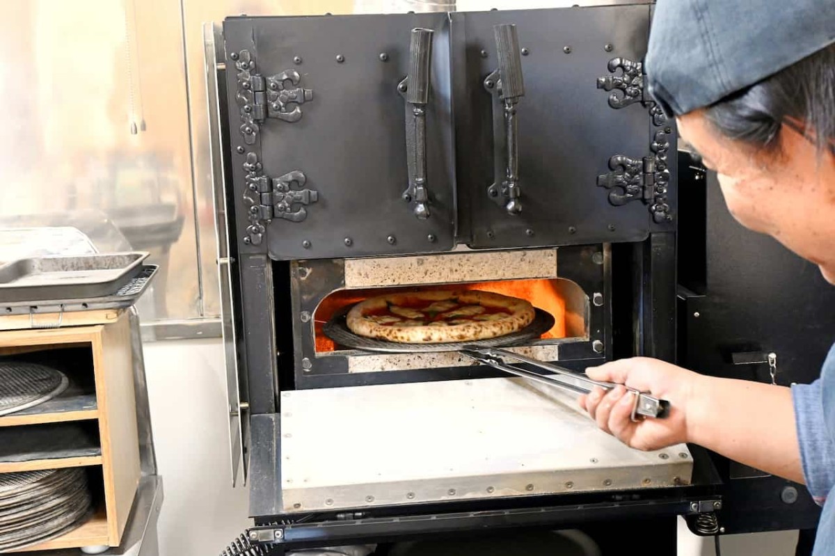 ピザを焼き上げる様子