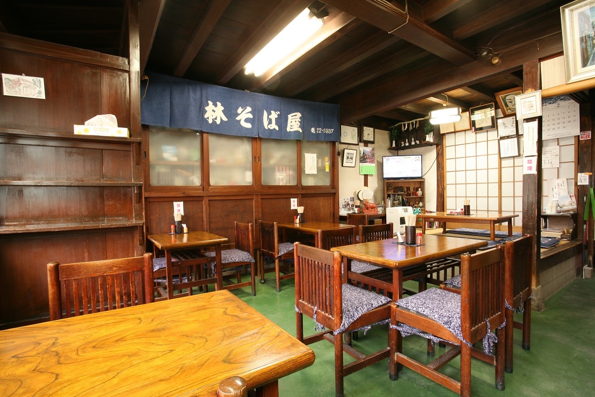 鳥取県米子市にあるそば店『林そば屋』の店内