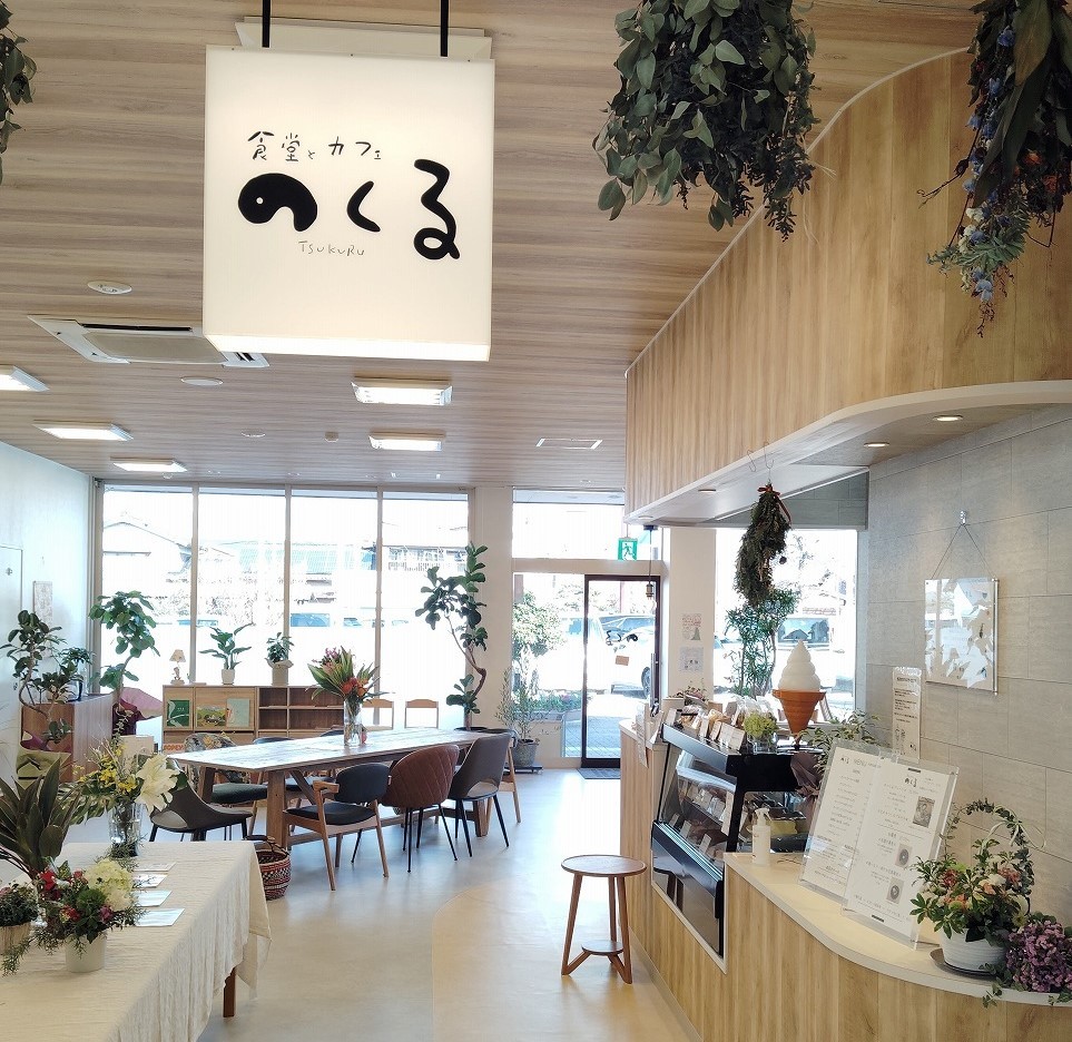 島根県松江市にオープンした『食堂とカフェ つくる』の店内の様子