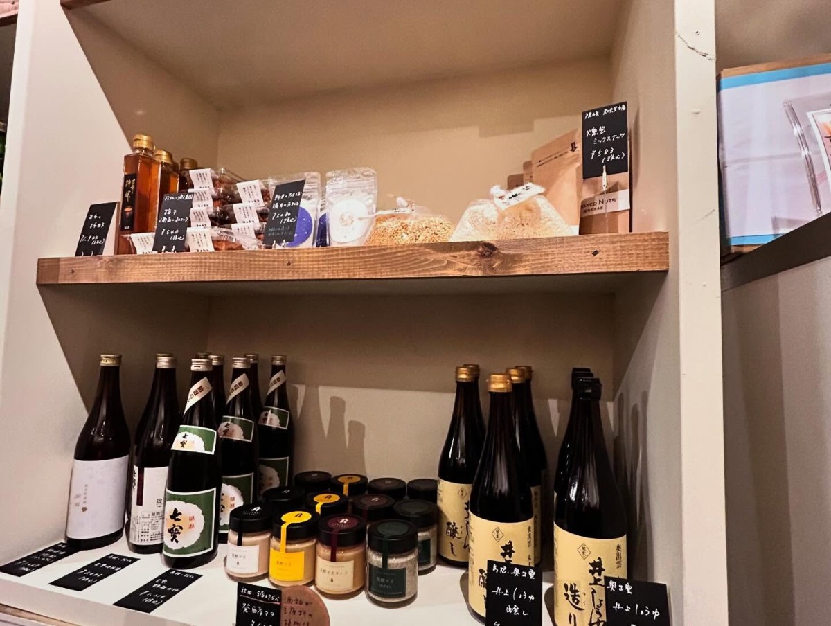 島根県松江市にオープンした酒販店『酒と発酵いしはら』の店内の様子