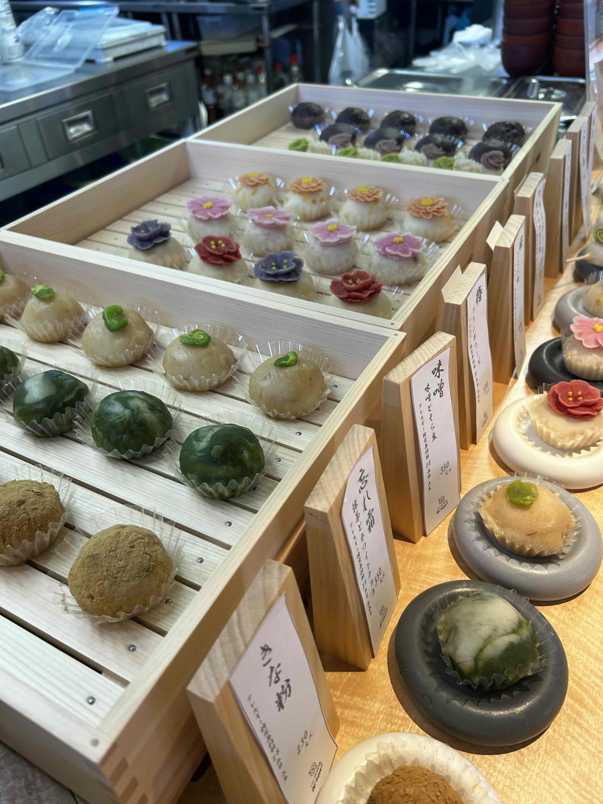 鳥取県鳥取市にオープンしたフラワーおはぎ専門店『Oh!huggy!!』の店内の様子