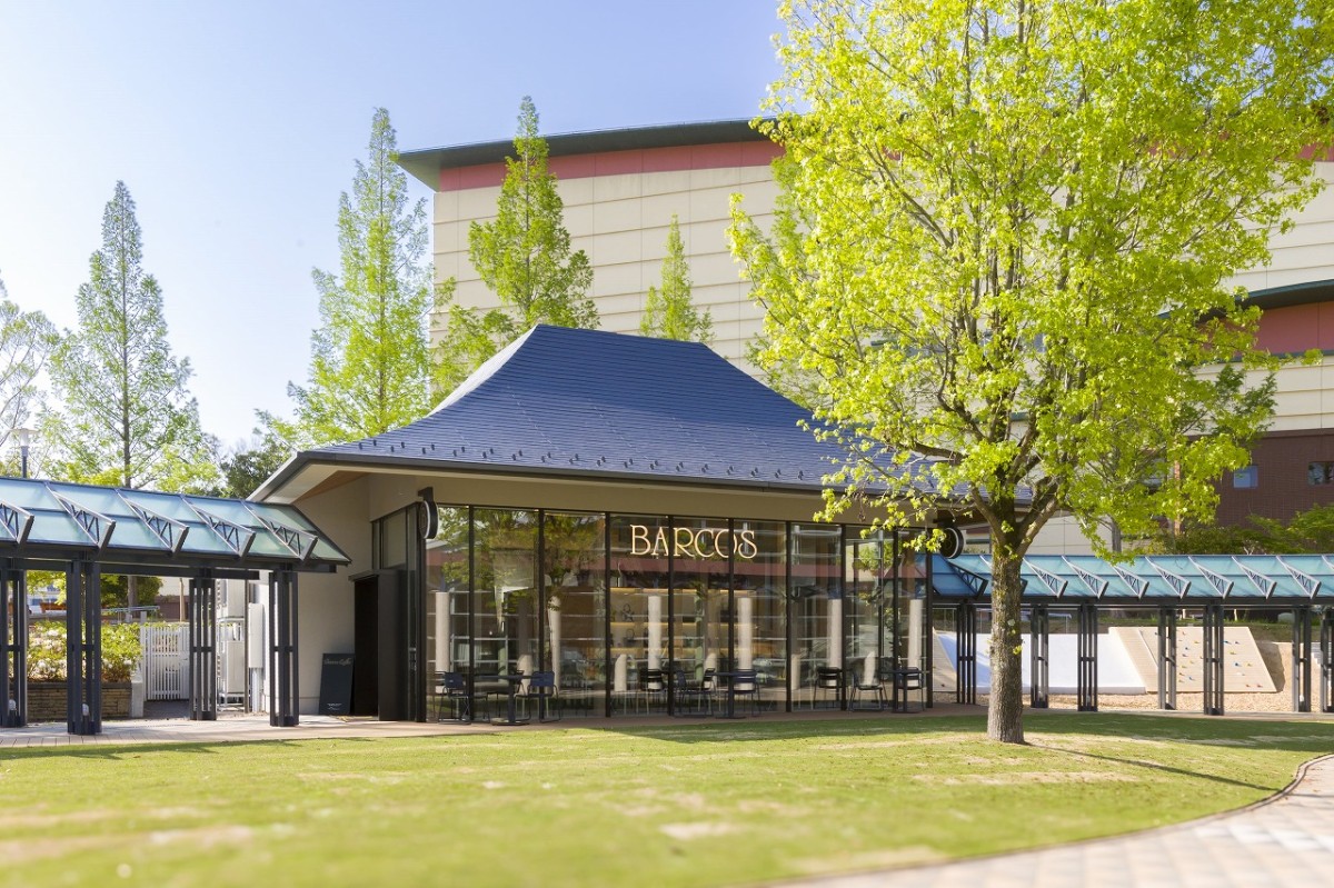 鳥取県倉吉市にオープンしたカフェ＆ショップ『BARCOS（バルコス） 集いの森店』の外観