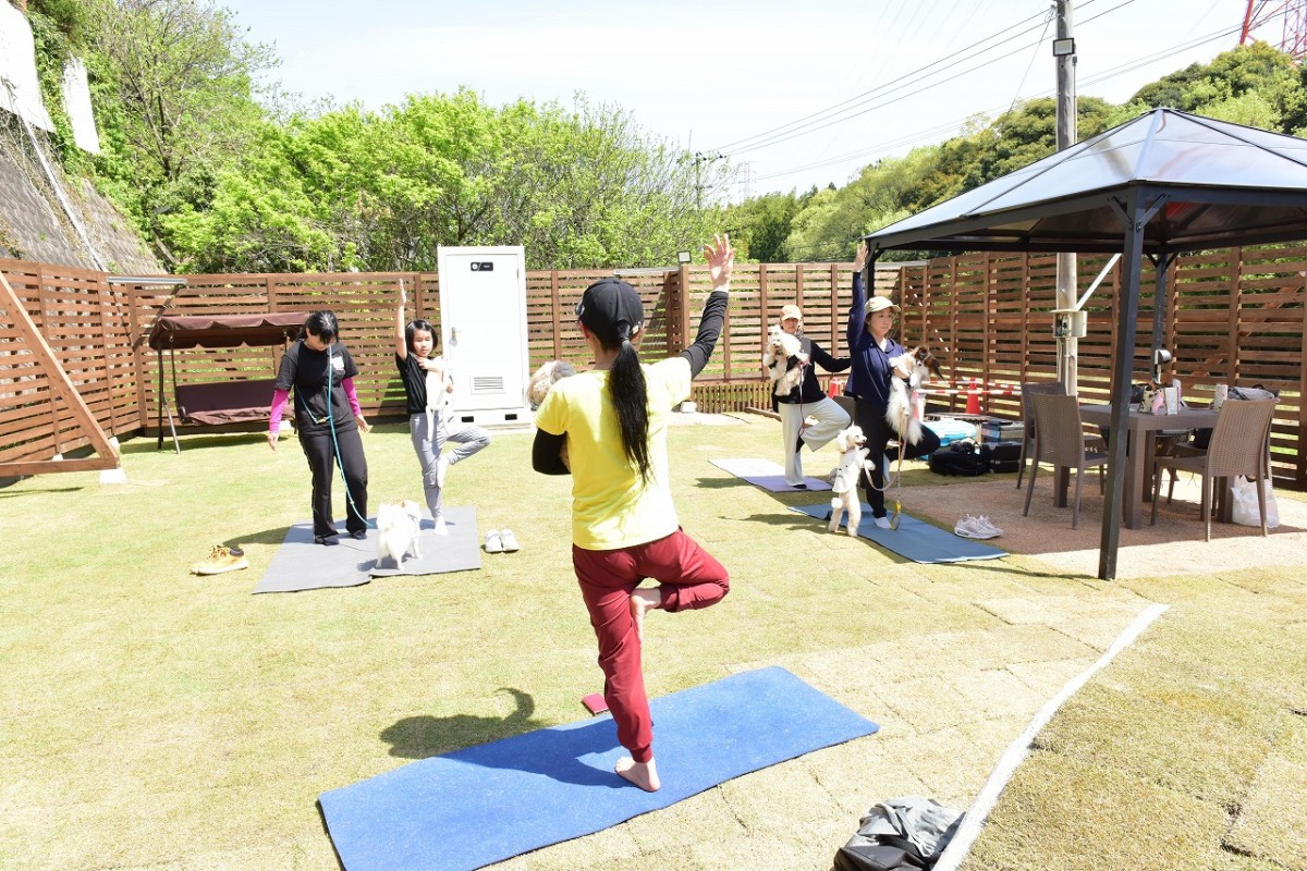 島根県松江市にオープンしたドッグパーク『MiniatureGarden』のドッグヨガの様子