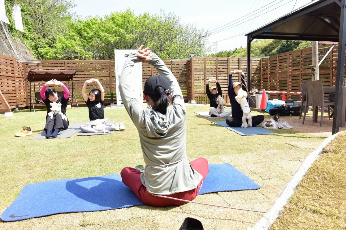 島根県松江市にオープンしたドッグパーク『MiniatureGarden』のドッグヨガの様子