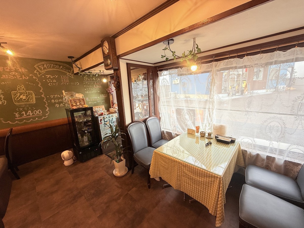 島根県益田市にオープンした『すなぎつねのきまぐれロールケーキっ茶』の店内の様子