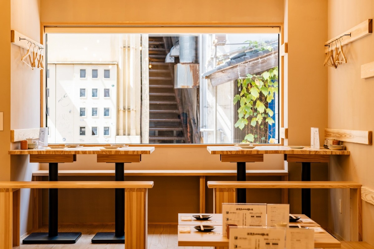 島根県出雲市にオープンした居酒屋『酒場ヒュッテ』の店内の様子