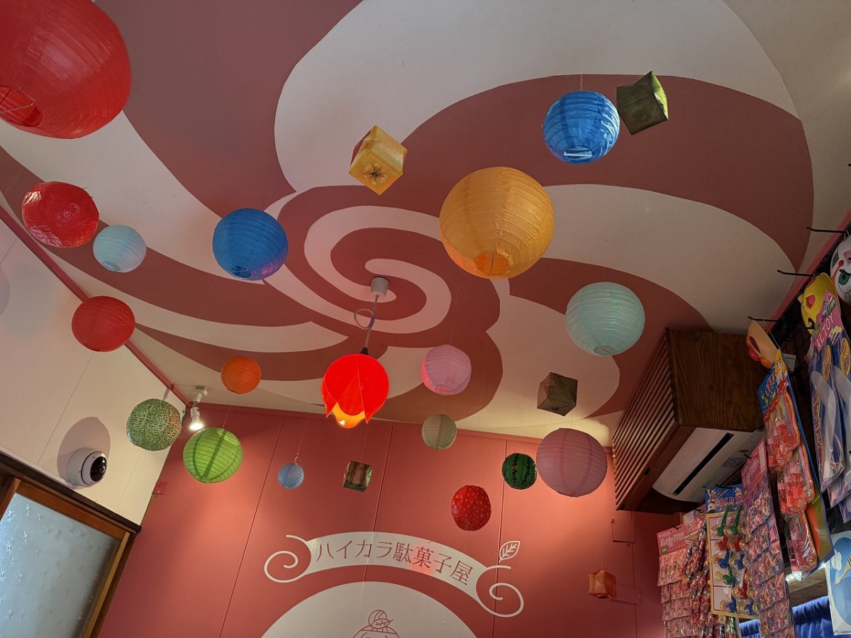鳥取県東伯郡琴浦町の『ハイカラ駄菓子屋はっぴぃグランマ』の店内の様子