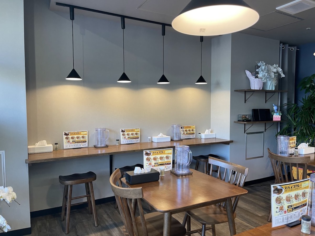 鳥取県鳥取市にオープンしたスパイスカレー専門店『コサジイチシャミネ鳥取店』の店内の様子