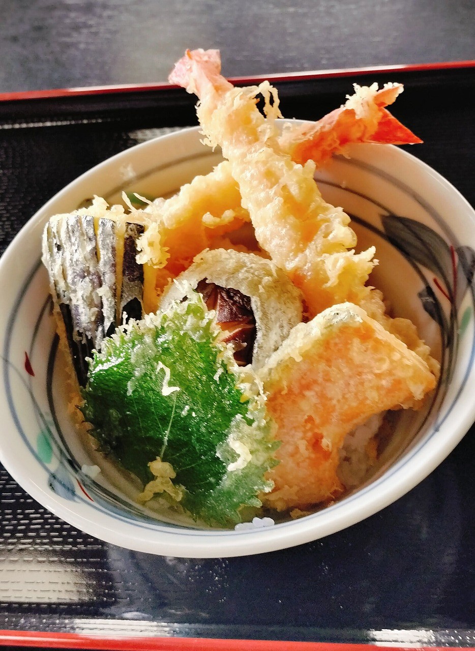 鳥取県米子市に移転オープンした手打ちそば専門店『手打ちみかも』のメニュー