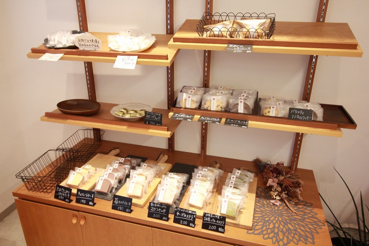 島根県出雲市にあるスイーツショップ『いとおかし』の店内の様子