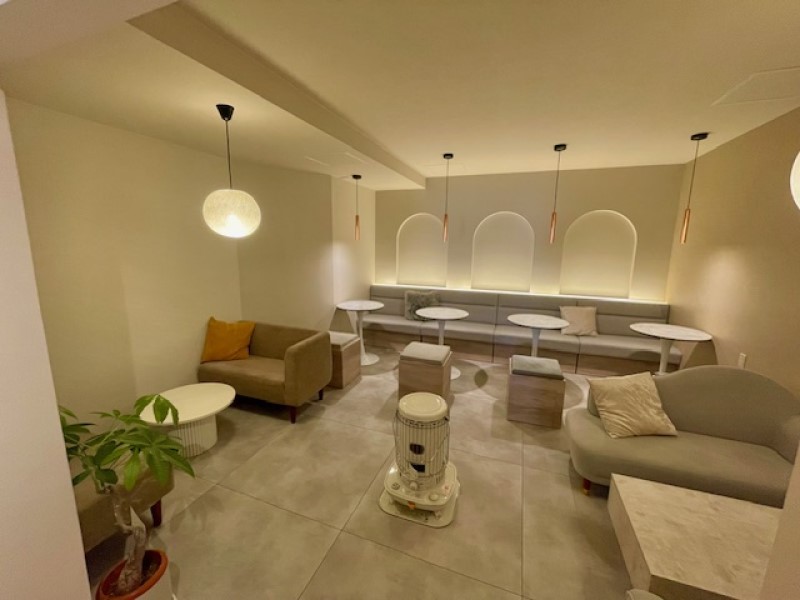 鳥取県鳥取市にオープンしたカフェ『CHILL BLUE LUNÉ』の店内の様子