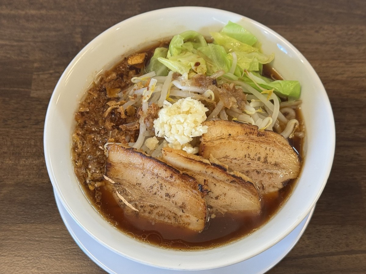 島根県出雲市にあるラーメン店『らぁ麺 げんてつ』の「牛そばBLACK」