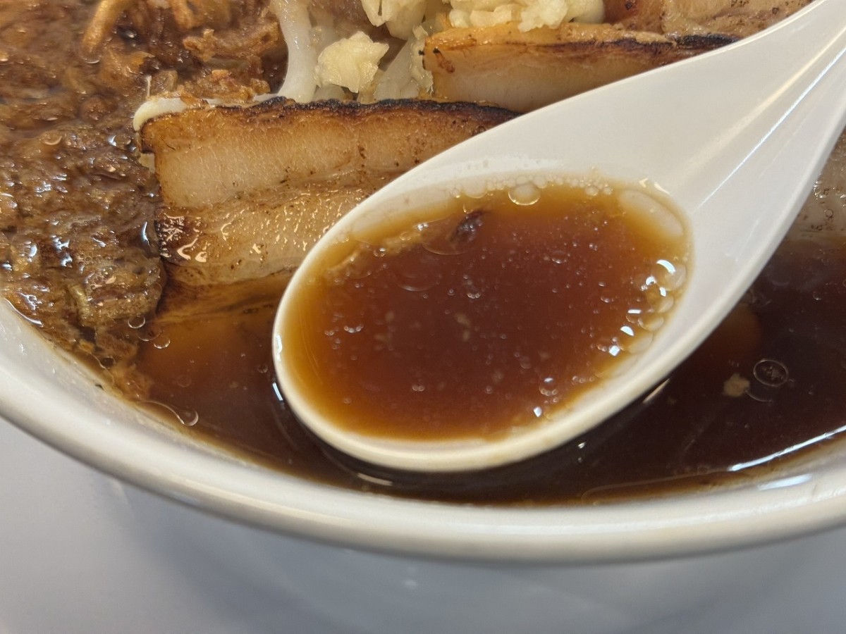 島根県出雲市にあるラーメン店『らぁ麺 げんてつ』の「牛そばBLACK」