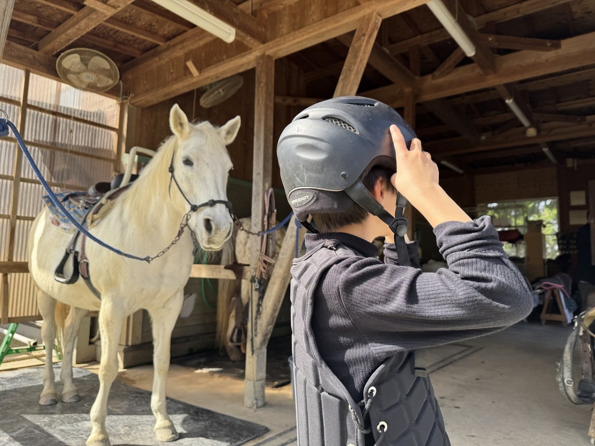 島根県益田市にある『さんさん牧場』の乗馬体験の様子