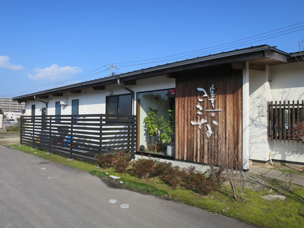 島根県松江市にある創作レストラン『山里の香りここな黒田店』の外観