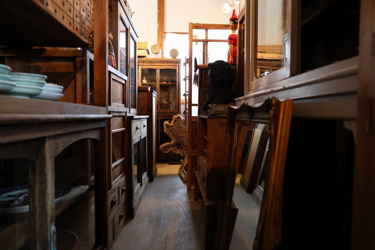 島根県出雲市にあるアンティークショップ『古道具チクタ』の店内の様子
