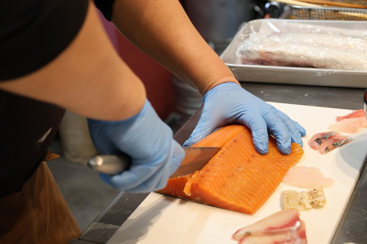 島根県松江市のカラコロ工房内にある海鮮レストラン『海鮮市場Taverna Content』の料理長