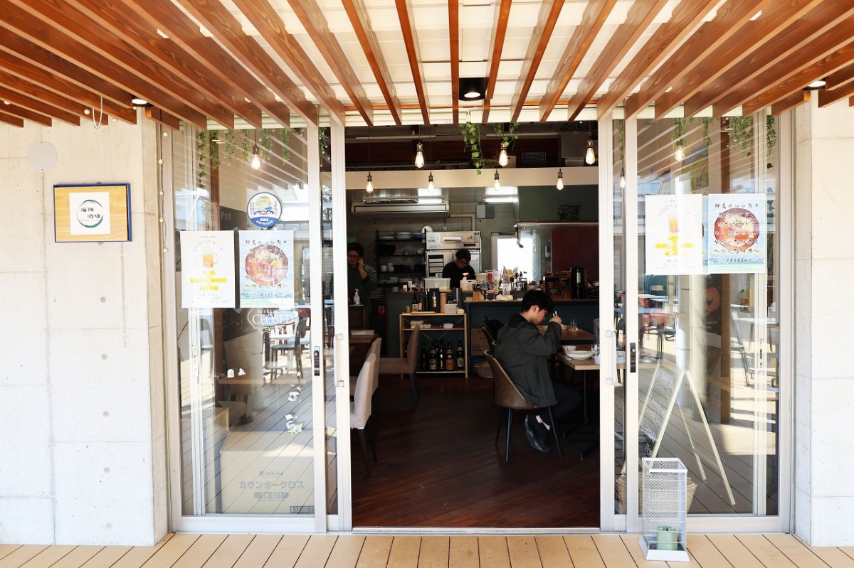 島根県松江市のカラコロ工房内にある海鮮レストラン『海鮮市場Taverna Content』の外観