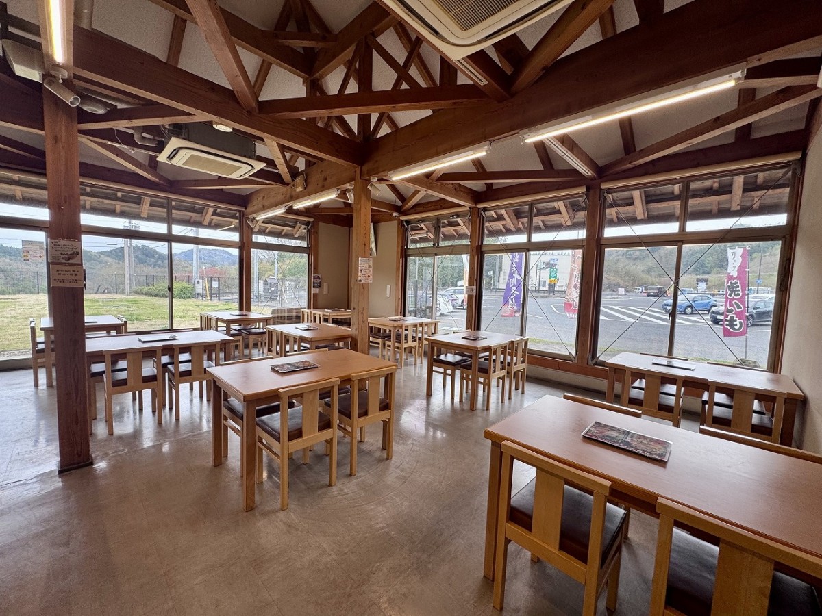 雲南市吉田町のレストラン『出雲そばレストラン むらげ』の店内