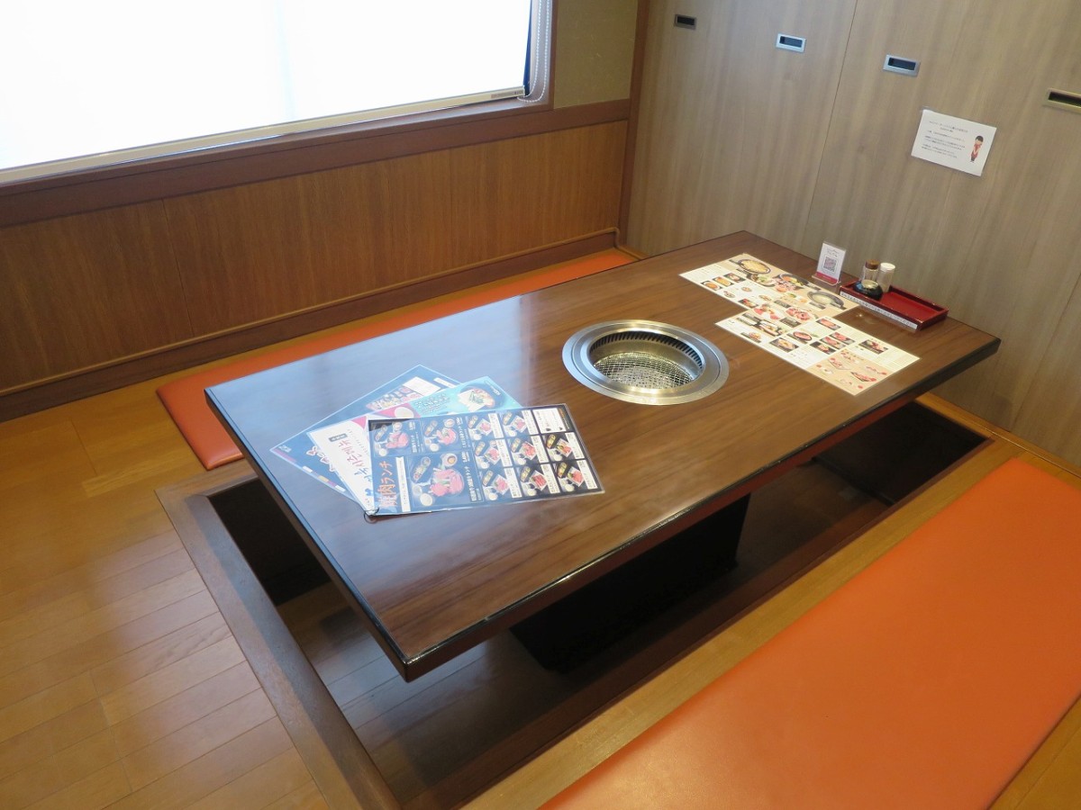 島根県松江市の焼肉店『焼肉韓食房だんだん 松江田和山店』の個室席の様子