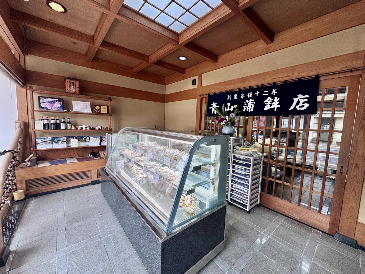 島根県松江市にある『青山蒲鉾店』の店内の様子