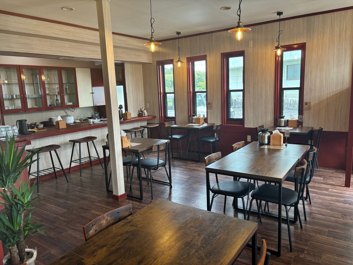 鳥取県鳥取市にオープンしたカレー専門店『Curry House Flavor Factory』の店内の様子