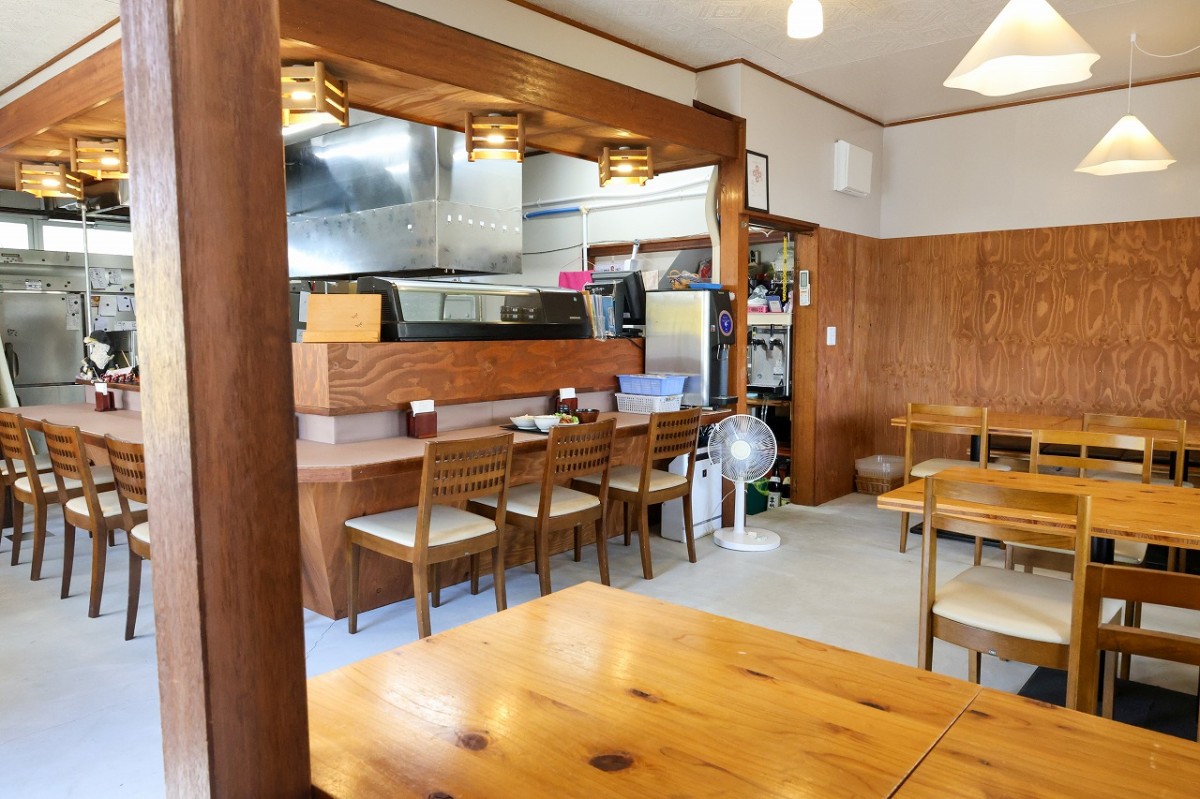 島根県出雲市にオープンした食事処『めしと酒と てんやわんや』の店内の様子