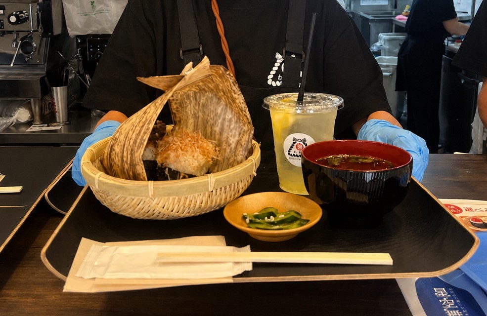 鳥取県境港市にある期間限定のおむすび専門店『港むすび』のスタッフ