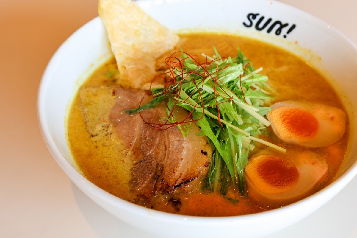 島根県出雲市にある『RAMEN SUN！』のカレーラーメン