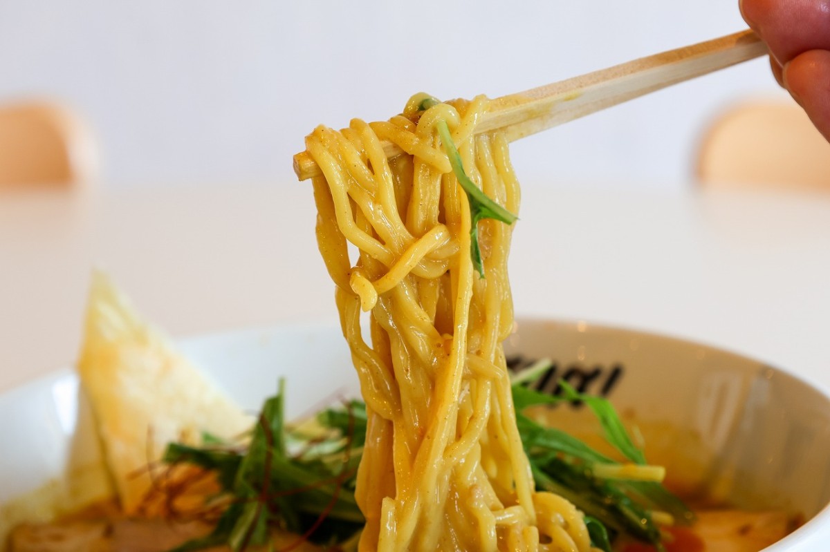 島根県出雲市にある『RAMEN SUN！』のカレーラーメン