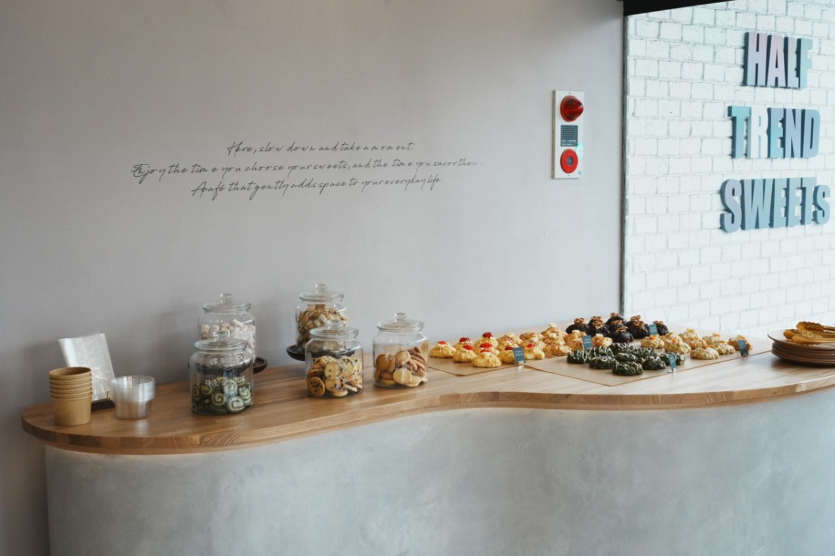 鳥取県鳥取市にオープンしたスイーツショップ『HALF TREND SWEETs 』の店内の様子