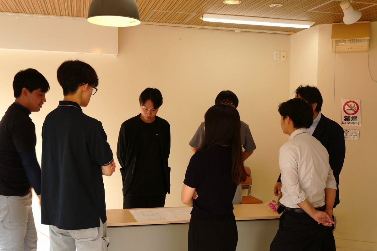 鳥取県鳥取市にオープンしたスイーツショップ『HALF TREND SWEETs 』の立ち上げに関わる社員のみなさん