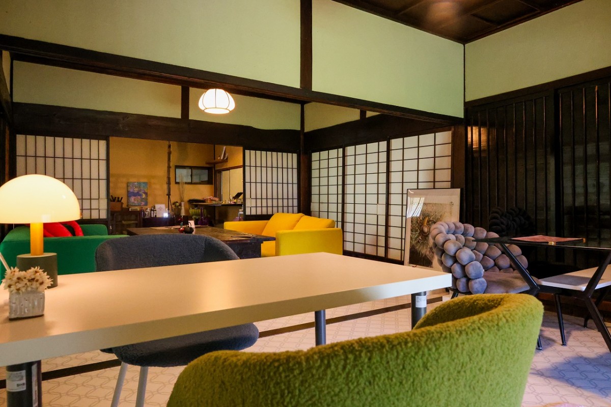 島根県美郷町にある古民家カフェ『MOMOJU Garden（モモジュガーデン）』の店内の様子