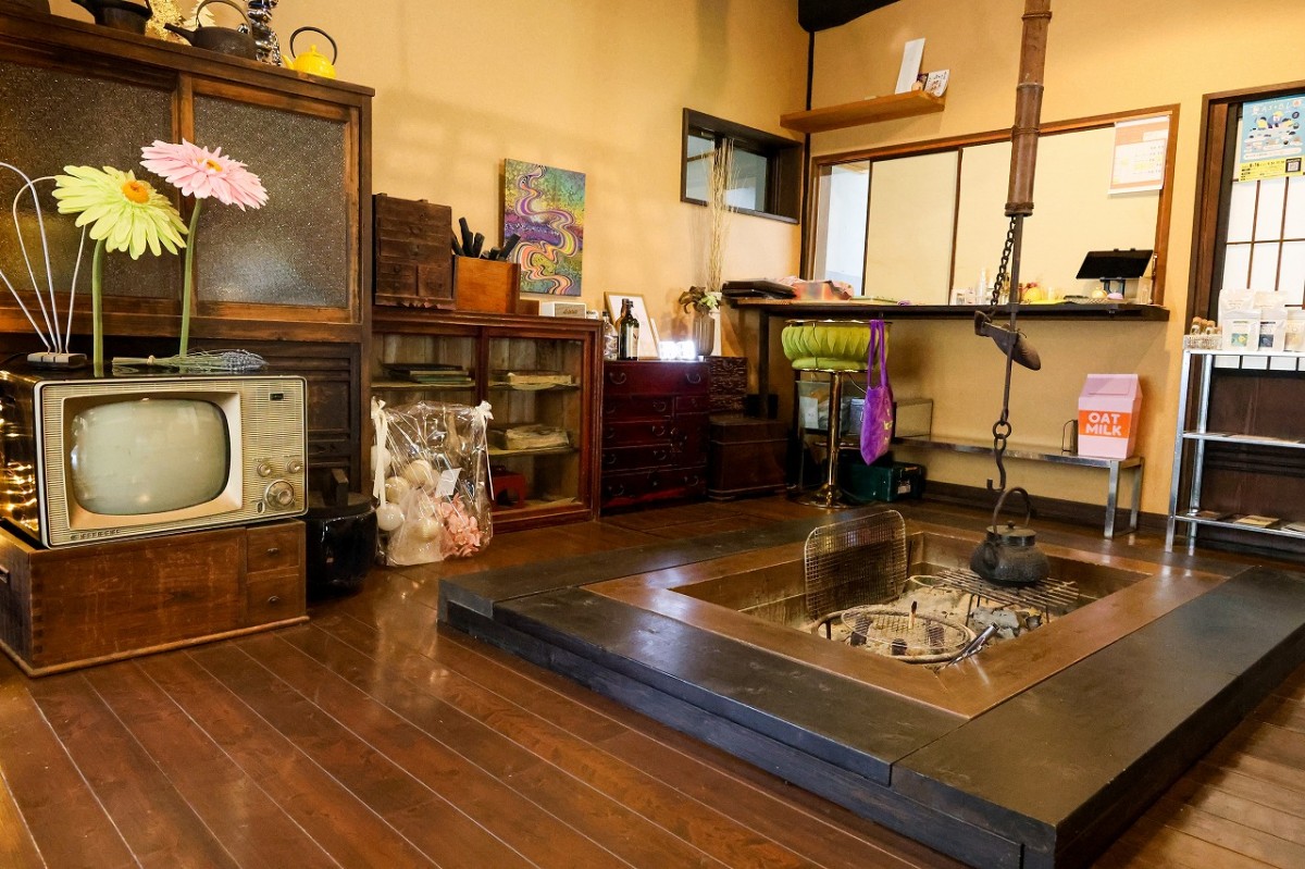 島根県美郷町にある古民家カフェ『MOMOJU Garden（モモジュガーデン）』の店内の様子