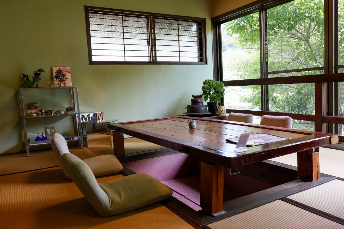 島根県美郷町にある古民家カフェ『MOMOJU Garden（モモジュガーデン）』の店内の様子