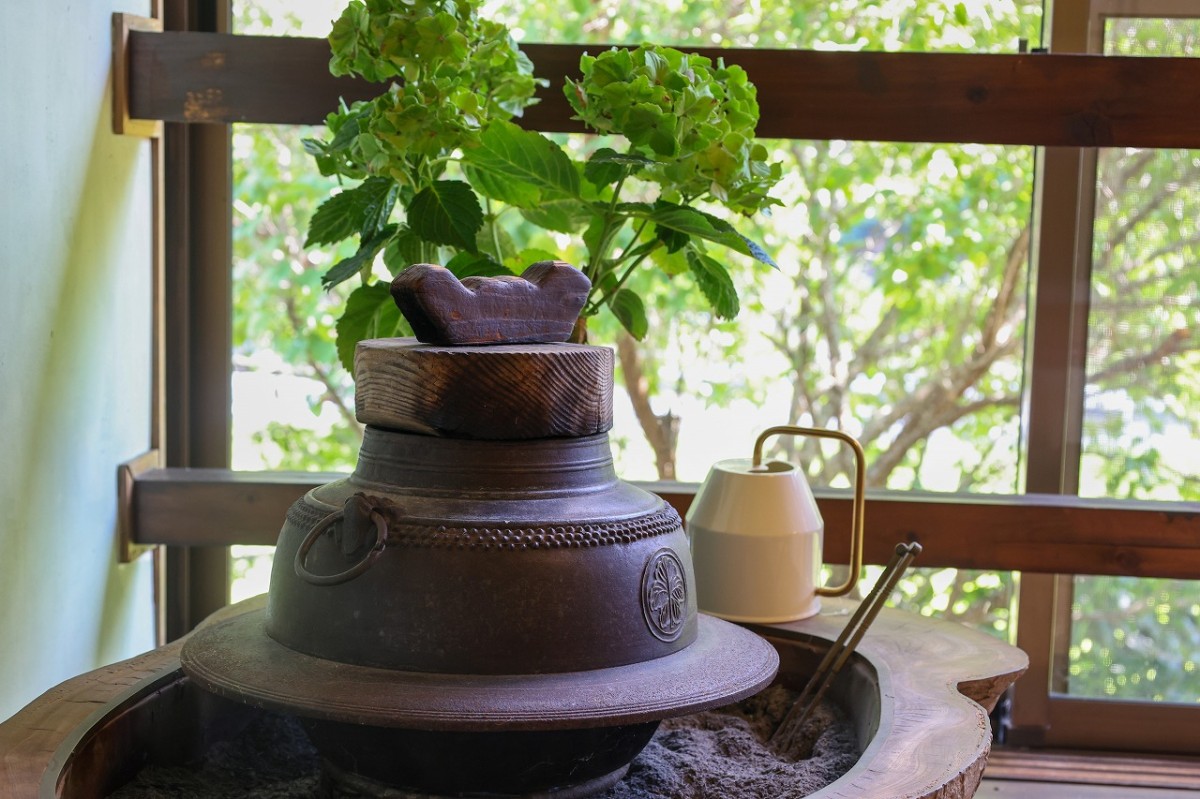 島根県美郷町にある古民家カフェ『MOMOJU Garden（モモジュガーデン）』の店内の様子