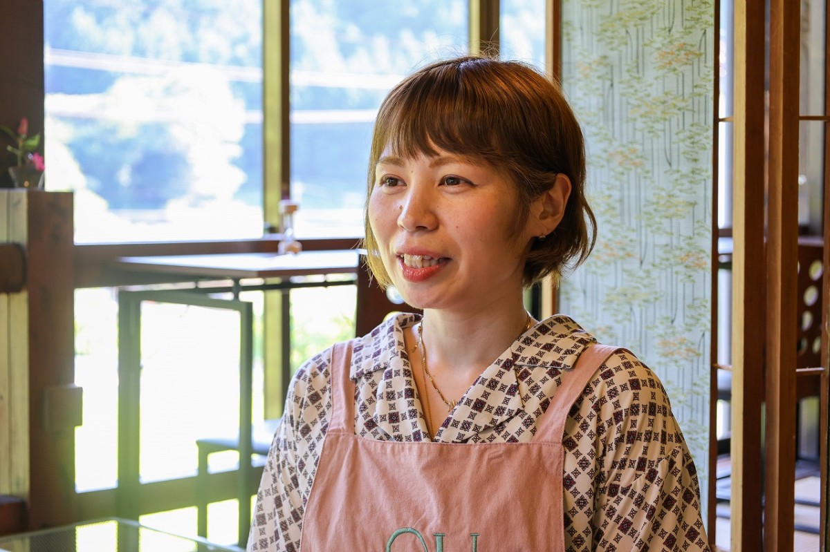 島根県美郷町にある古民家カフェ『MOMOJU Garden（モモジュガーデン）』のオーナー