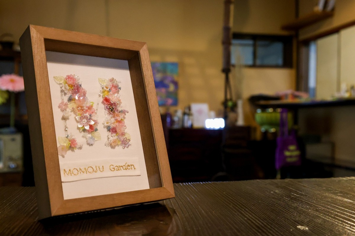 島根県美郷町にある古民家カフェ『MOMOJU Garden（モモジュガーデン）』の店内の様子