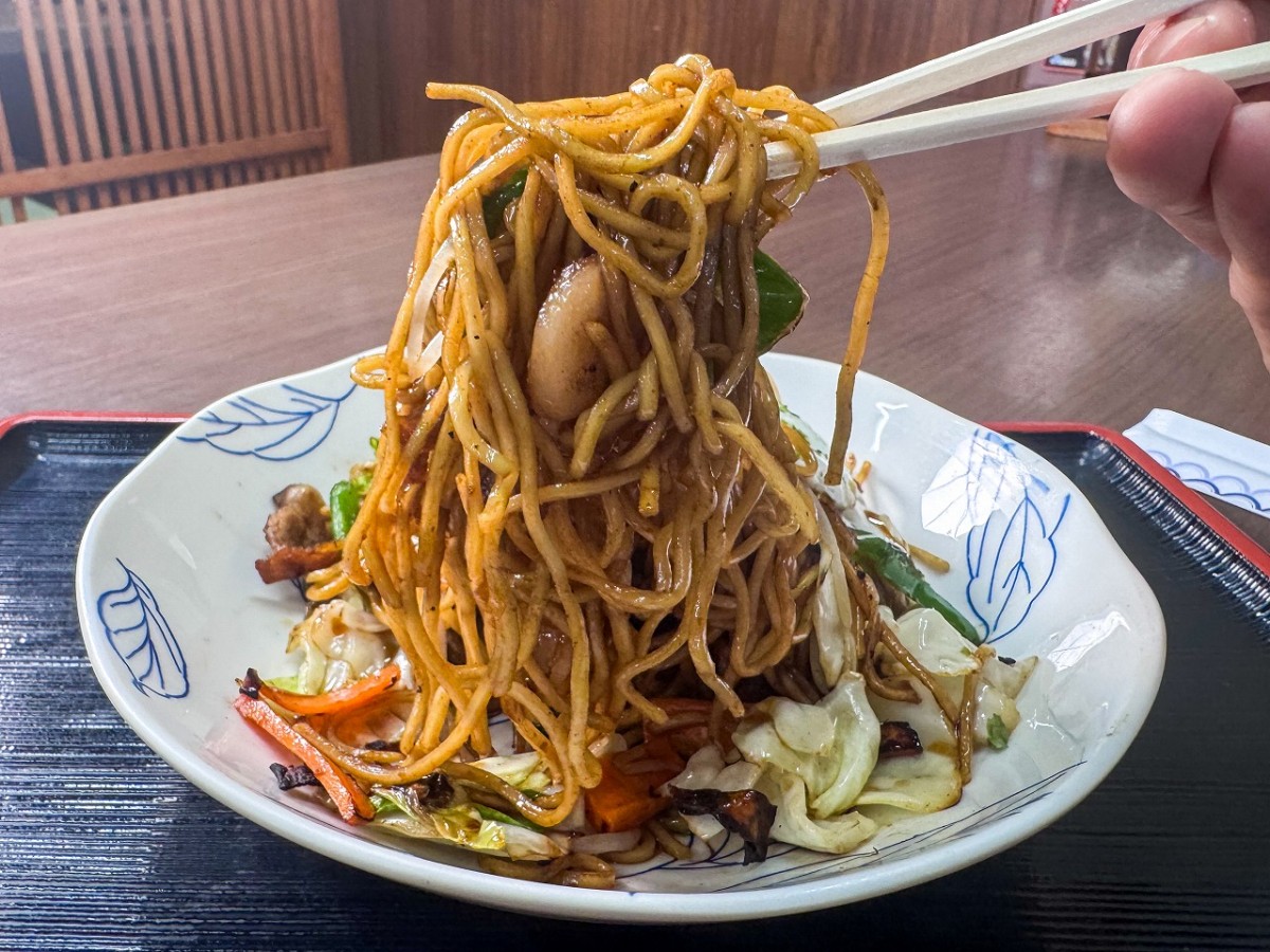 島根県出雲市にある食事処『たばら食堂』の「目玉焼きそば」