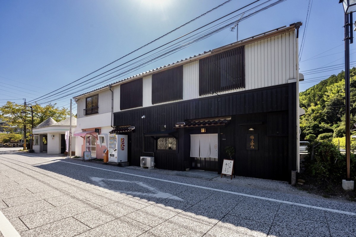 島根県松江市の玉造温泉街の複合施設『玉造nui』の外観