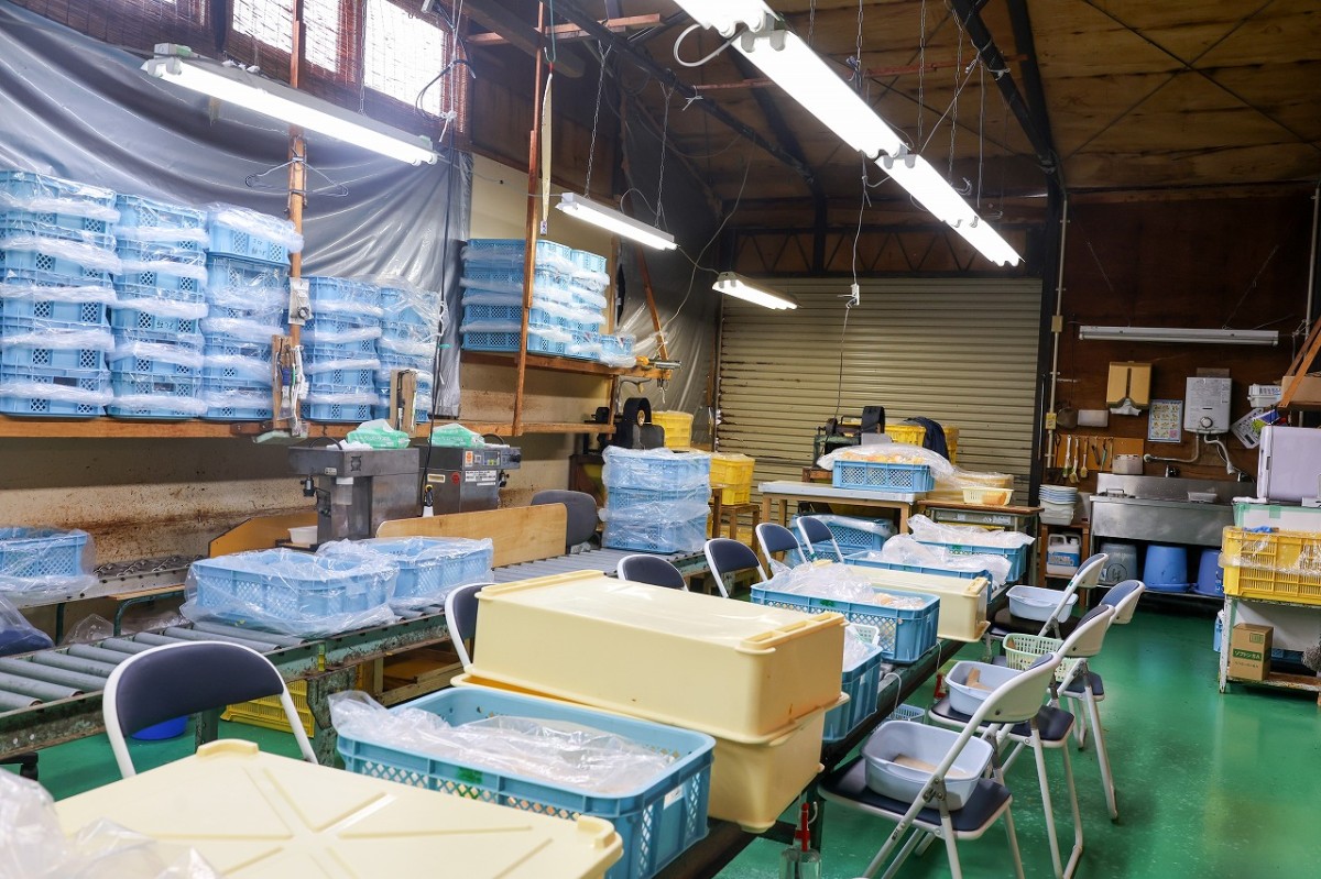 島根県出雲市にある『ひらたの柿直売所』敷地内の加工場