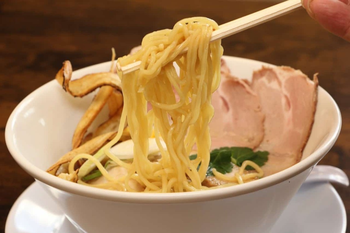 島根県出雲市にオープンしたラーメン店『らぁ麺 げんてつ』の「牛骨醤油らぁ麺」