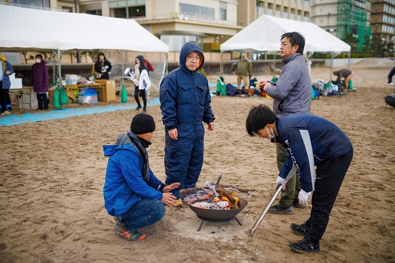 鳥取県米子市皆生で開催される新春イベント「WINTER SWIMMING in KAIKE（寒中水泳）」の前回開催時の様子