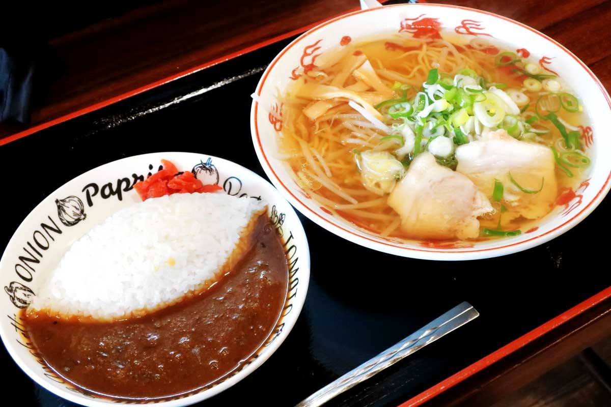 鳥取県境港市元町にある『らーめん紫龍』の牛骨醤油ラーメンと牛骨カレーライス