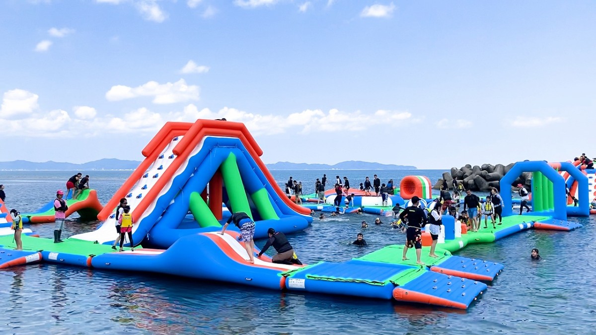 鳥取県米子市の皆生温泉で開催される夏イベント「海上アスレチック 海皆-KAIKAI-」の過去開催の様子