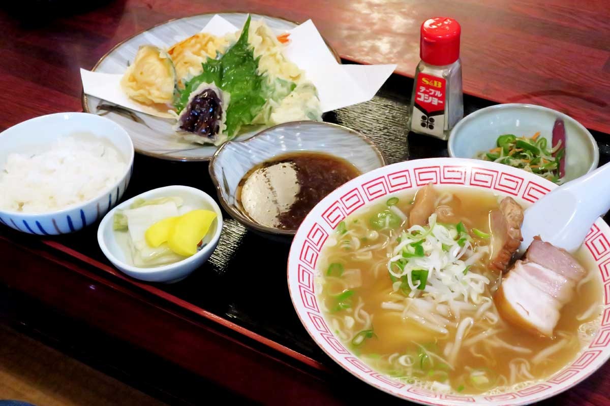 島根県松江市玉湯町にある『そば富』のラーメン定食