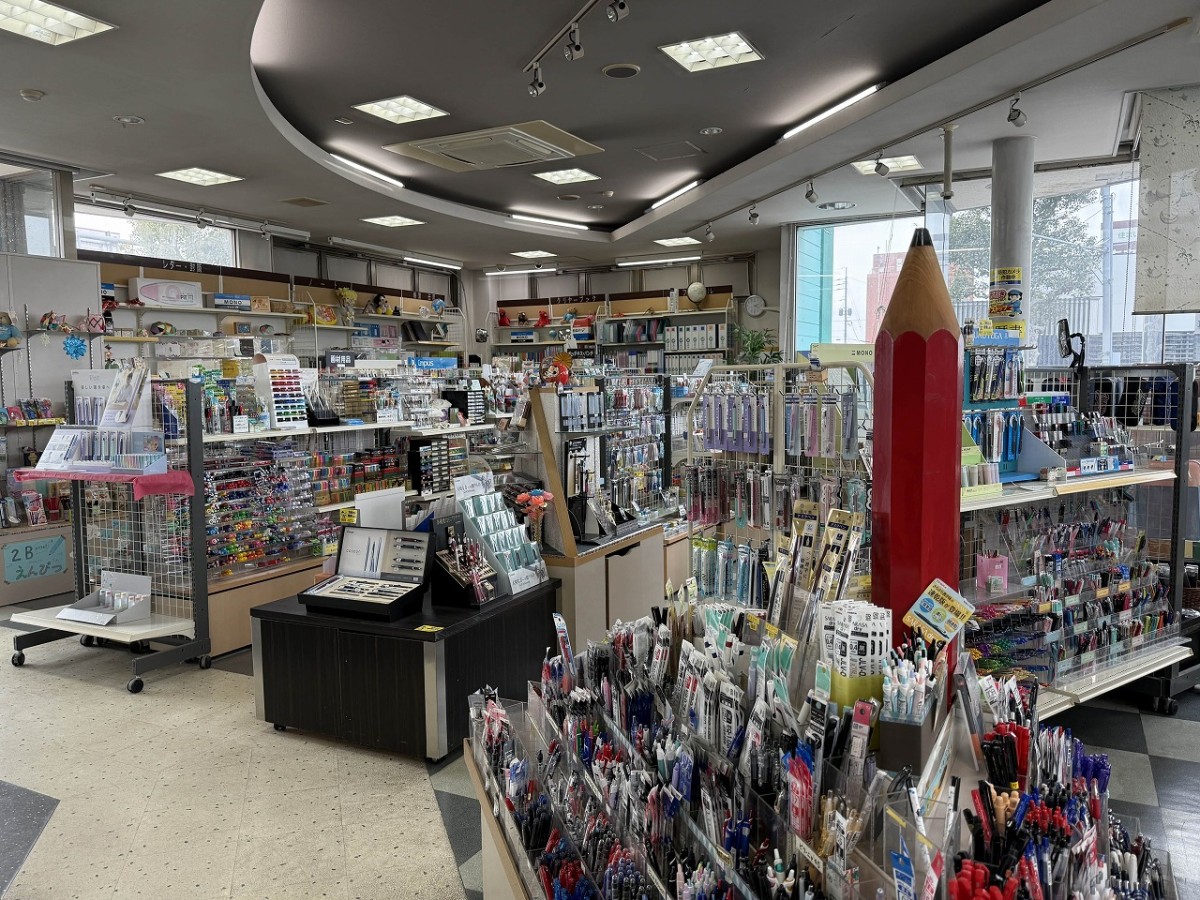 島根県出雲市にある文房具専門店『森山文具』の店内の様子